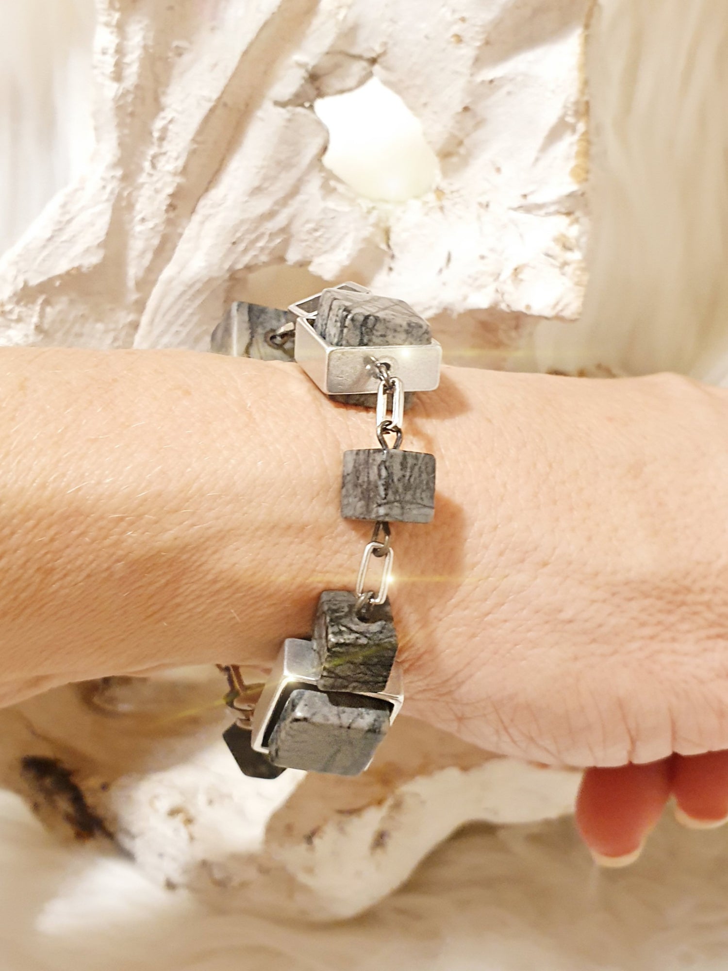 Armband aus Picassojaspis würfeln und Aluminium Elementen