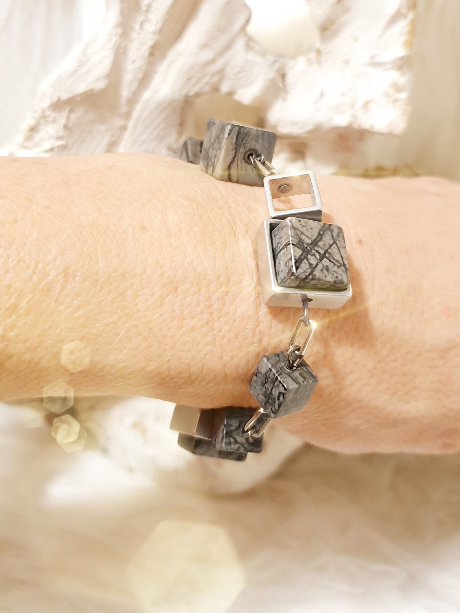 Armband aus Picassojaspis würfeln und Aluminium Elementen