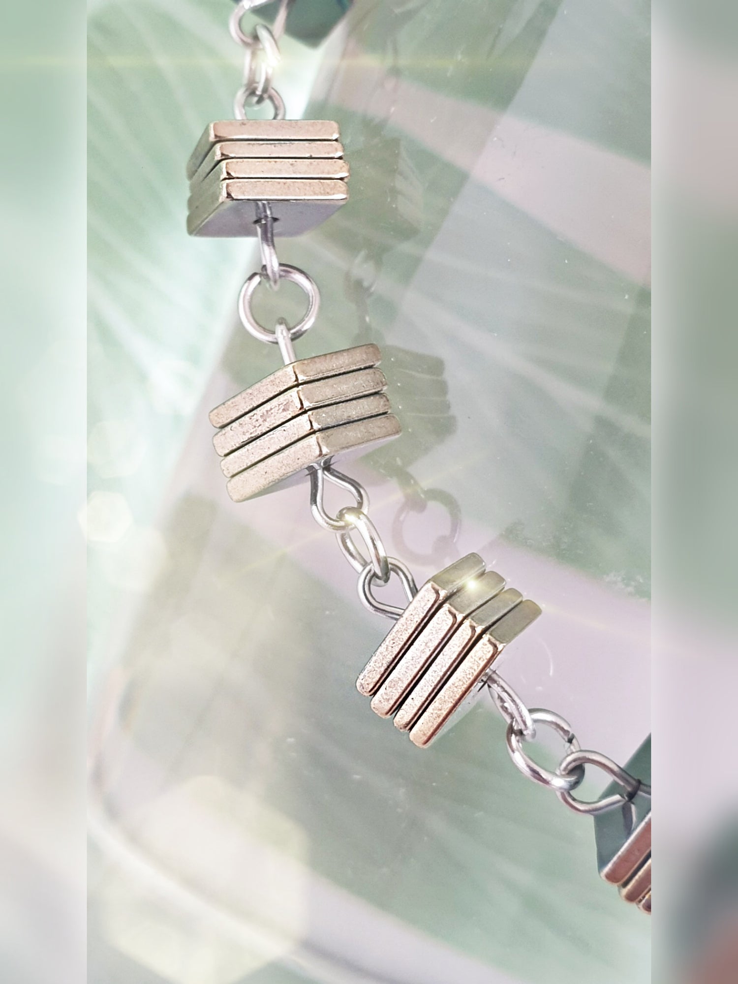 Armband mit eckigen Pyrit Scheibchen Nahaufnahme