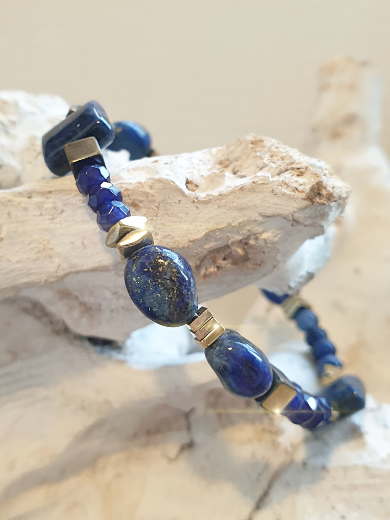 Armreif mit blauem Sodalit, Dumortierit, Lapis und Hämatit in Gold