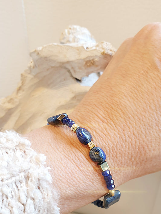 Armreif mit blauem Sodalit, Dumortierit, Lapis und Hämatit in Gold