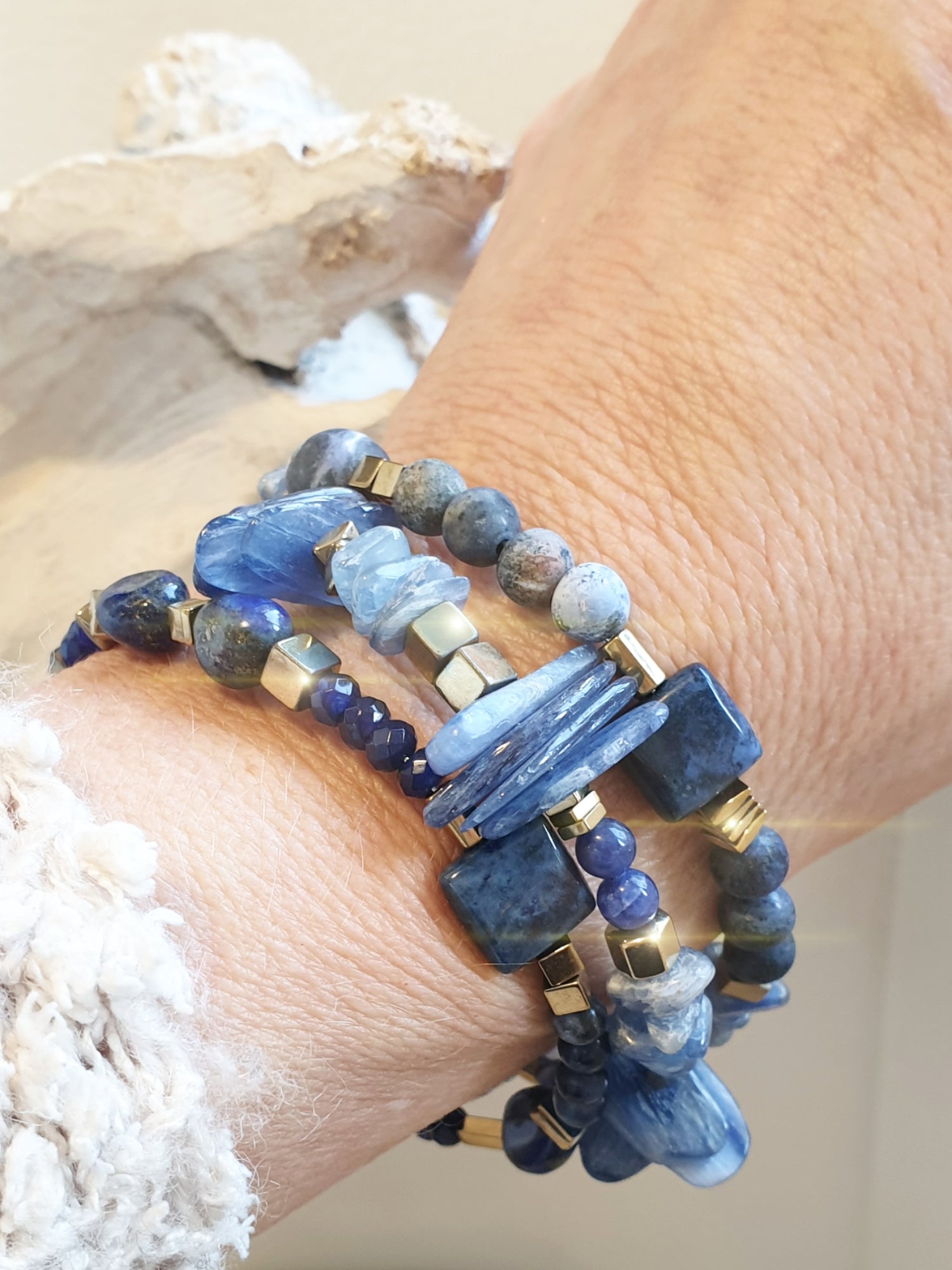 3er Set Armreifen mit blauen Edelsteinen - Dumortierit, Lapislazuli, Kunzit, Sodalit, Aventurin und goldenem Hämatit