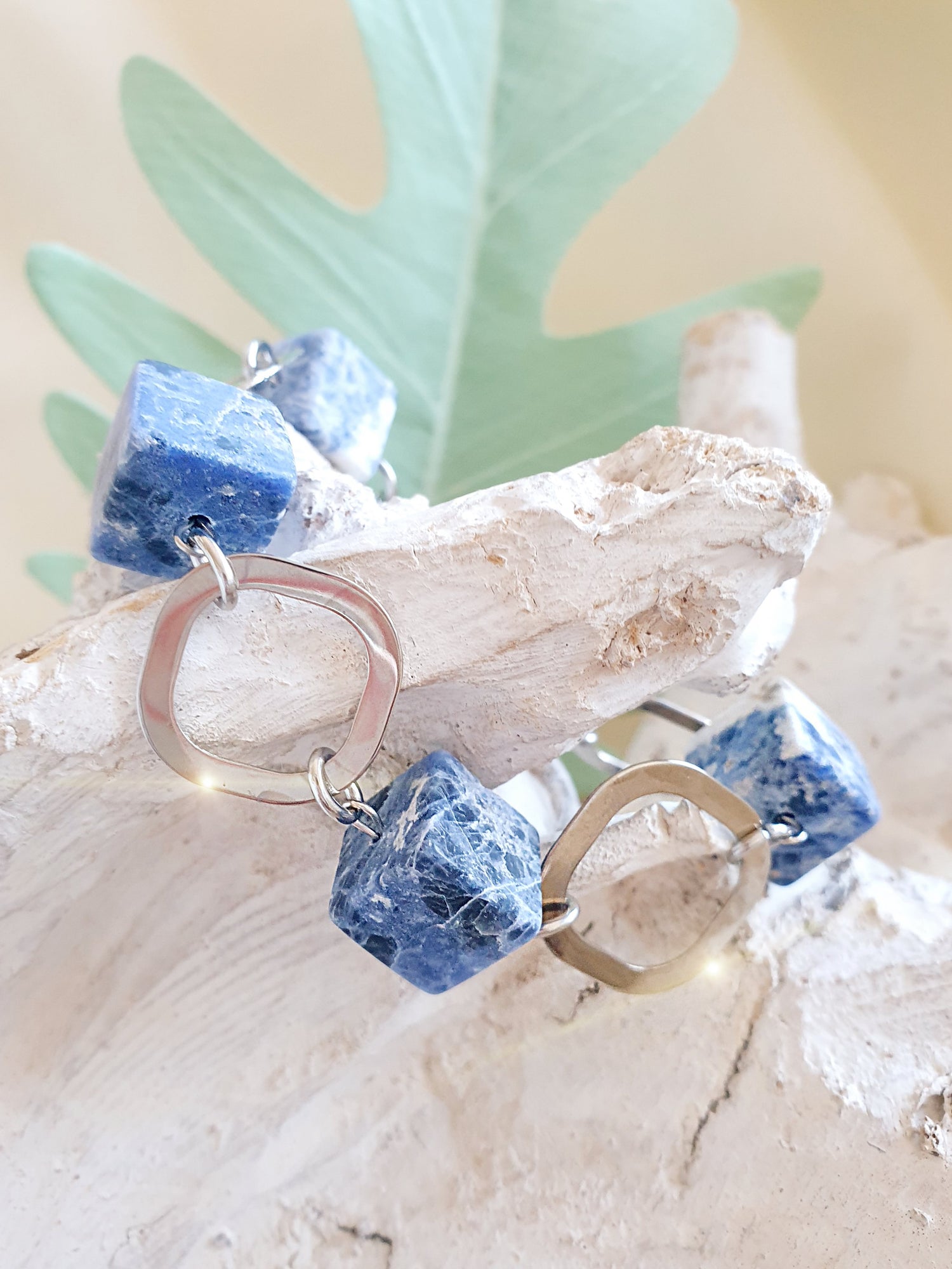 Armband mit blauen Sodalit Würfeln