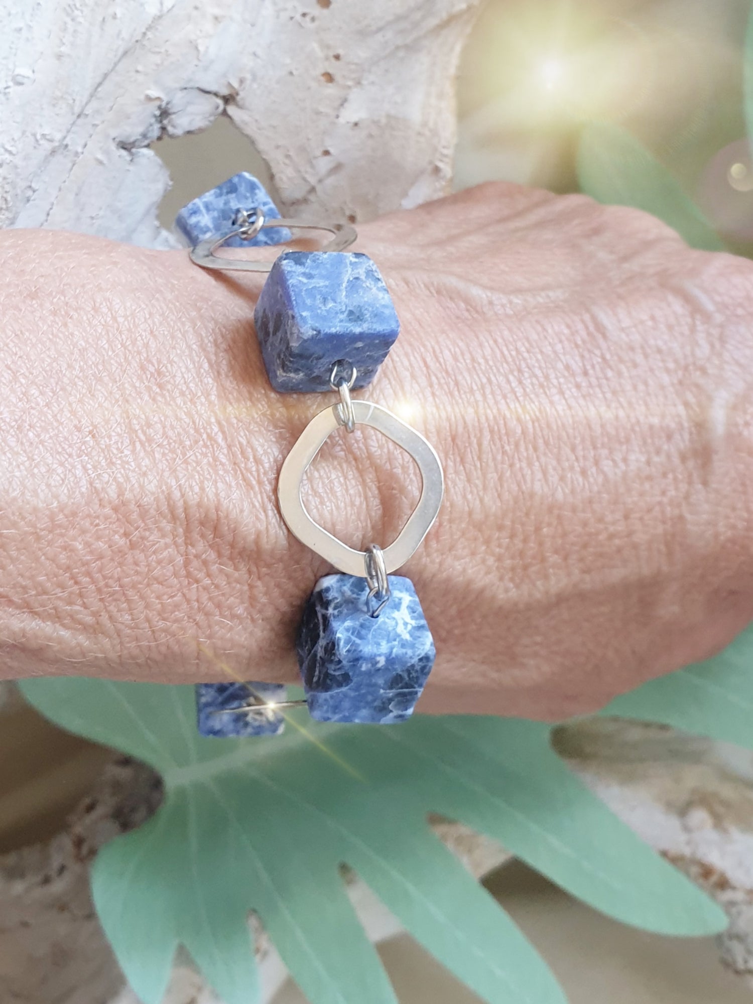 Armband mit blauen Sodalit Würfeln