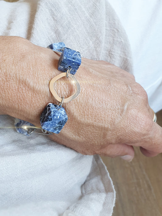 Armband mit blauen Sodalit Würfeln