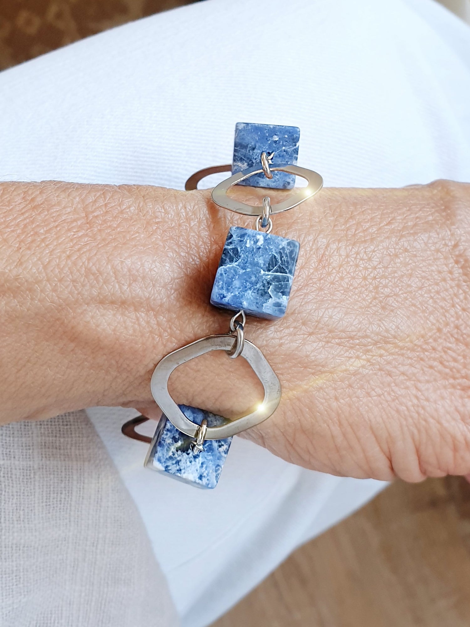 Armband mit blauen Sodalit Würfeln
