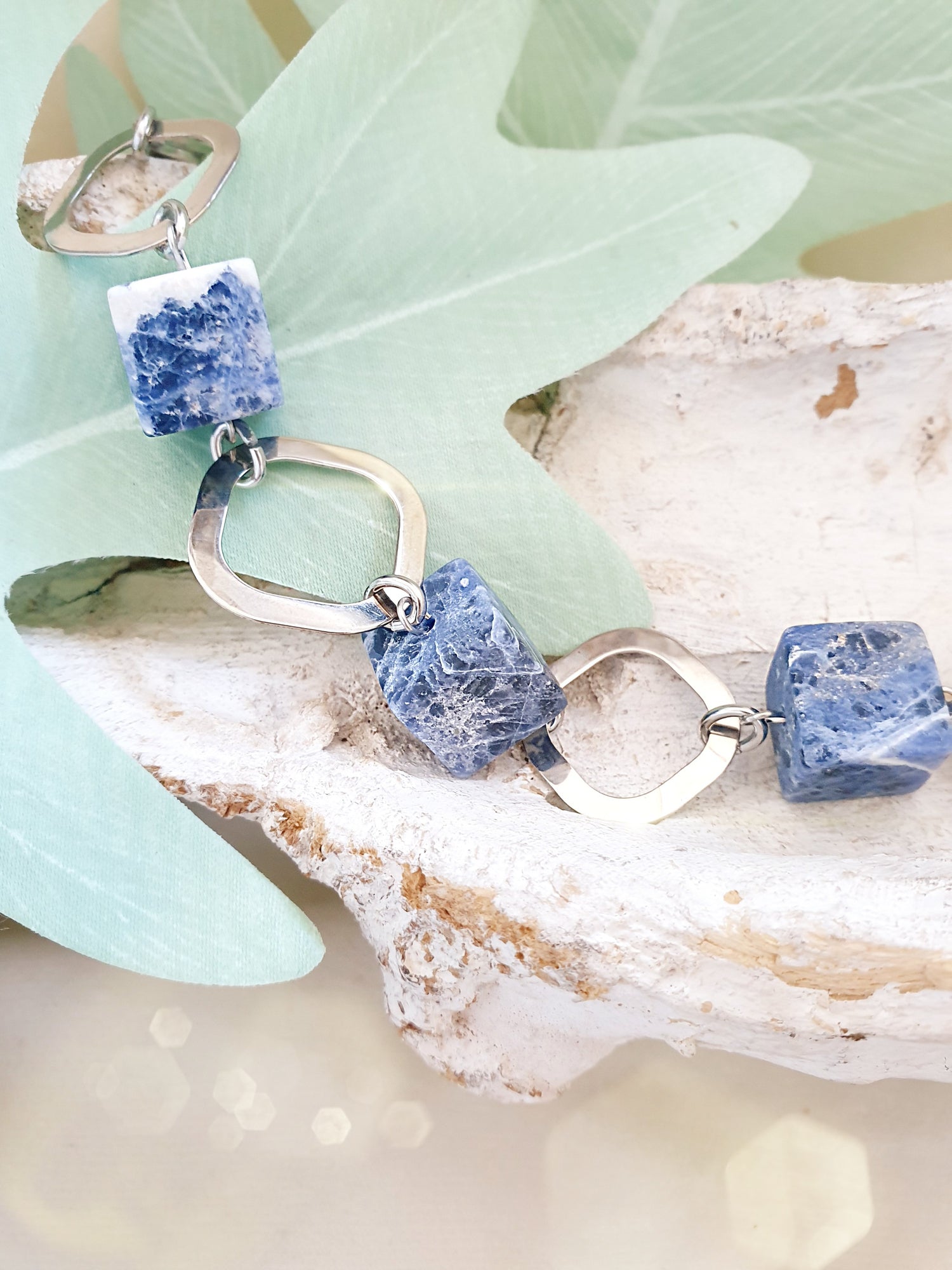 Armband mit blauen Sodalit Würfeln
