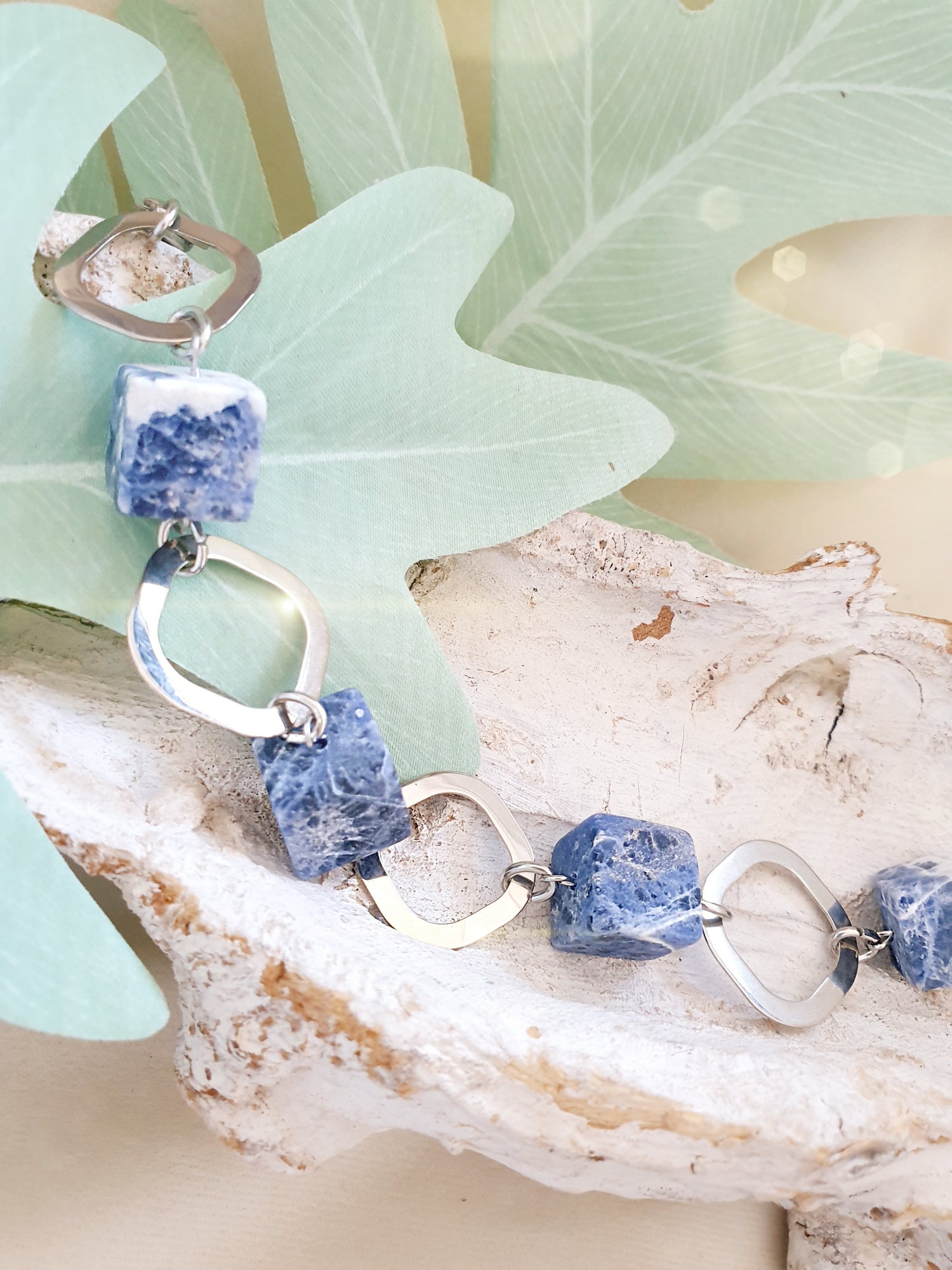 Armband mit blauen Sodalit Würfeln