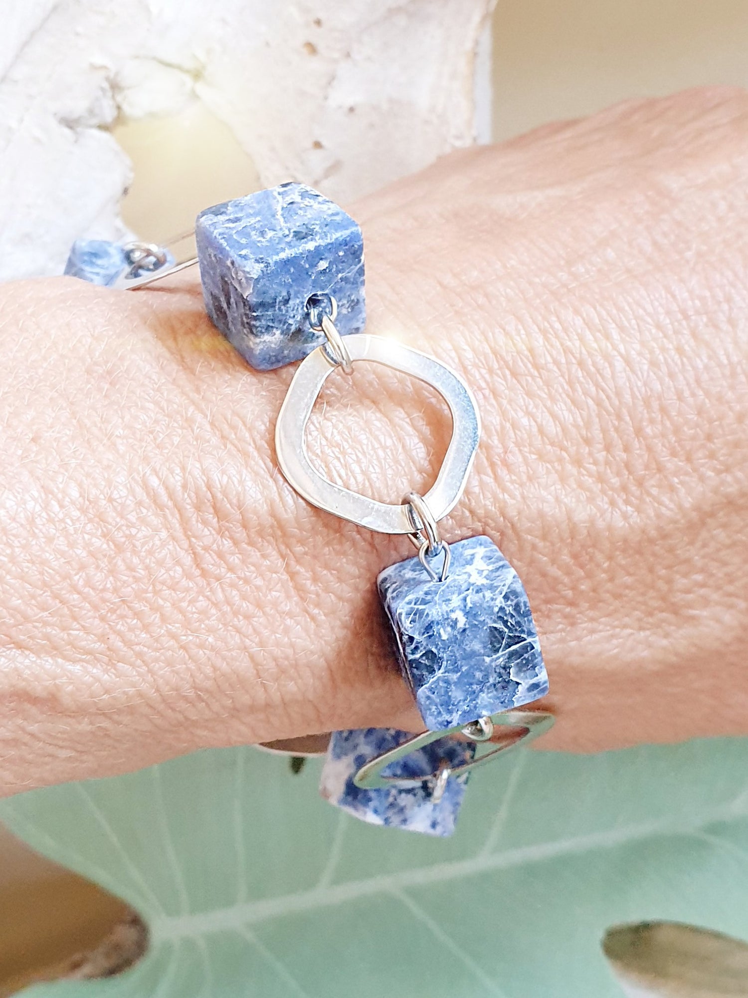 Armband mit blauen Sodalit Würfeln
