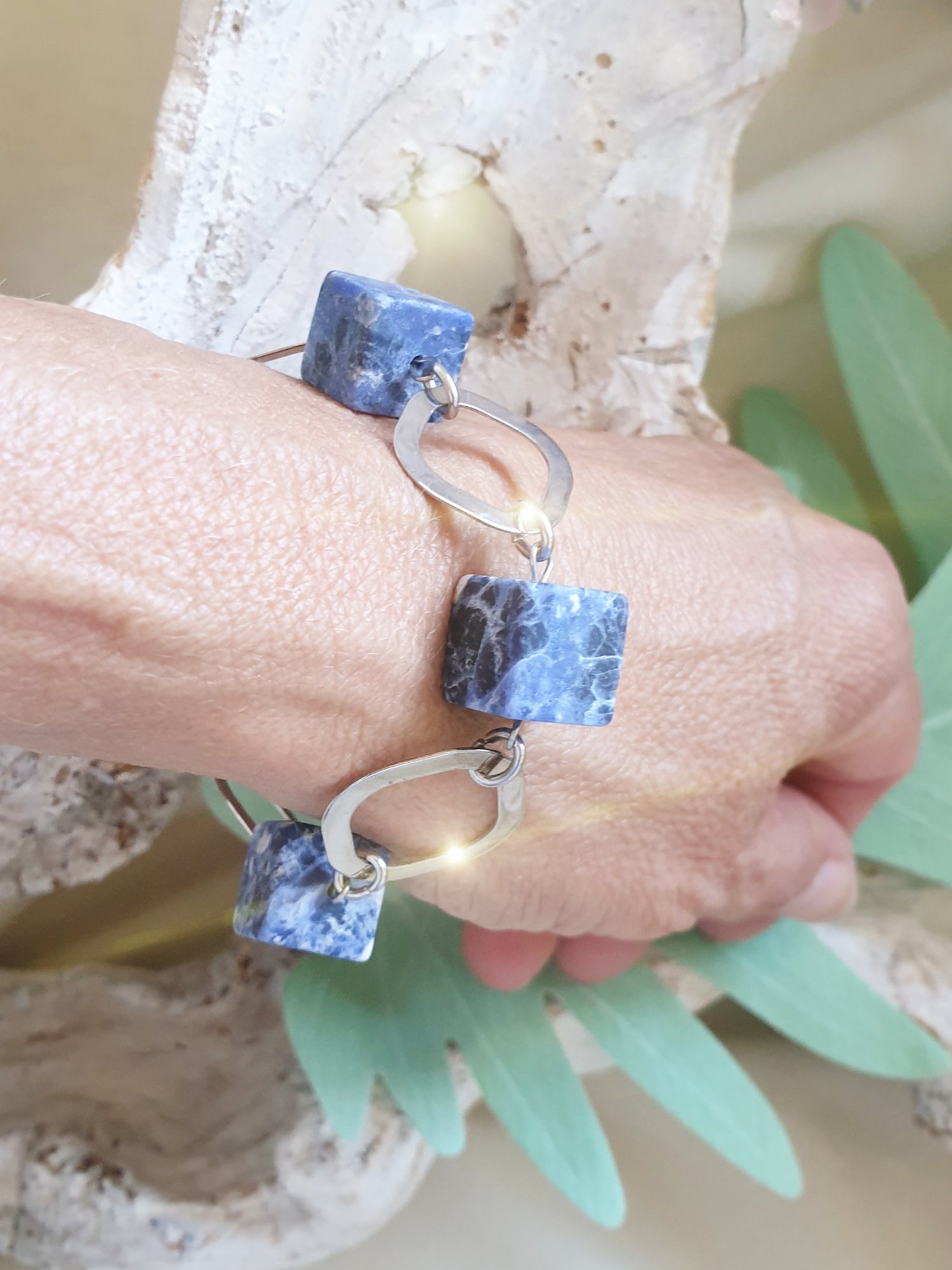 Armband mit blauen Sodalit Würfeln