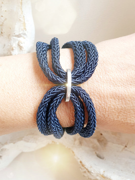 Armband aus textilem Seil in Blau am Arm