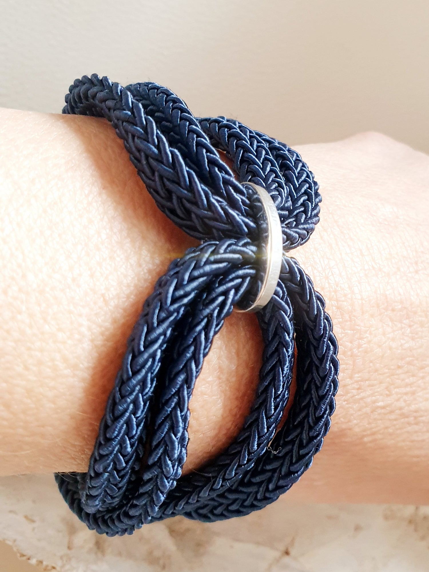 Armband aus textilem Seil in Blau an Arm