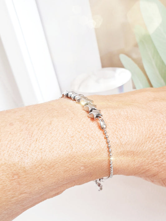 Zartes Armband aus Edelstahl mit Sternchen am Arm