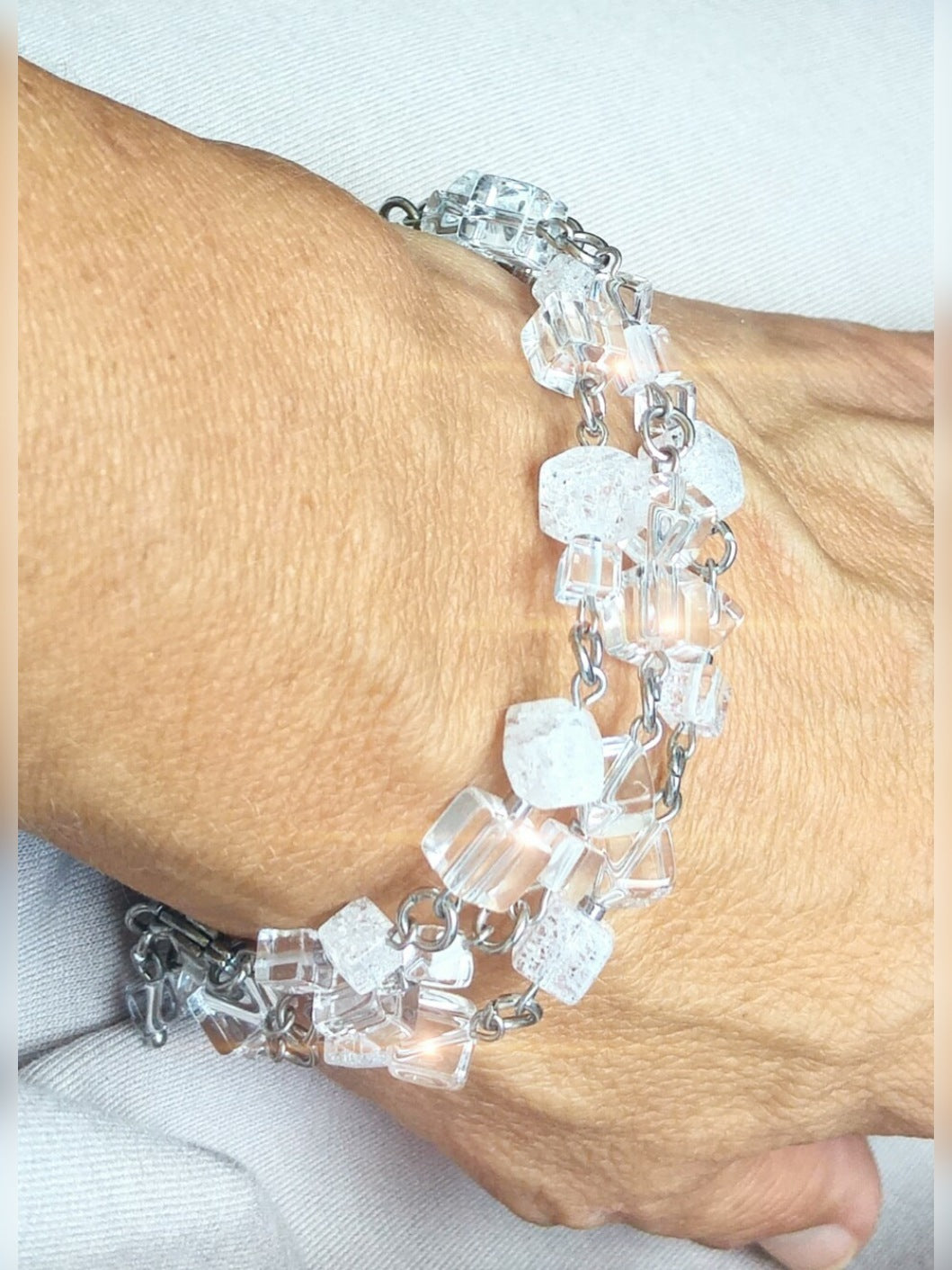 Zierliches Armband aus Bergkristallwürfeln klar und gecrasht