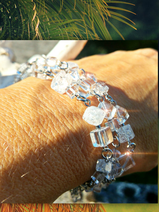 Zierliches Armband aus Bergkristallwürfeln klar und gecrasht