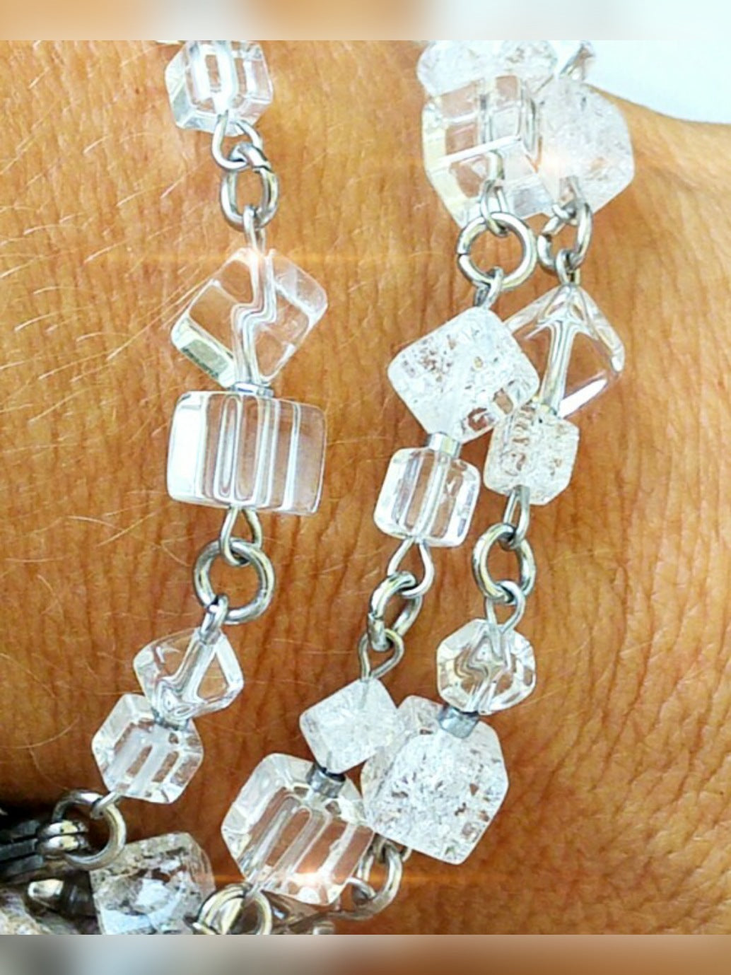 Zierliches Armband aus Bergkristallwürfeln klar und gecrasht