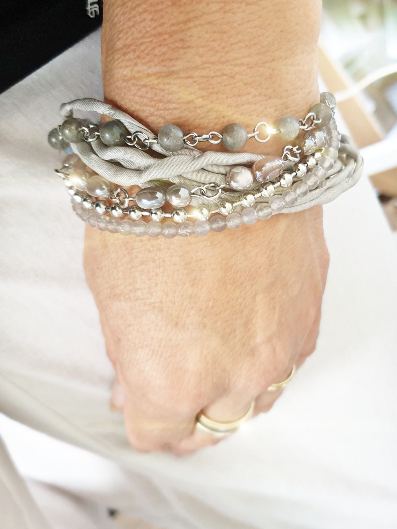 Armband im Boho Style mit unterschiedlichen Edelsteinen Mondstein, Labradorit und Achat in Grau taupe tönen