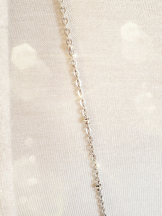 Zarte Edelstahlglieder inkette mit kleinen Kugeln in regelmäßigen Abständen Silber