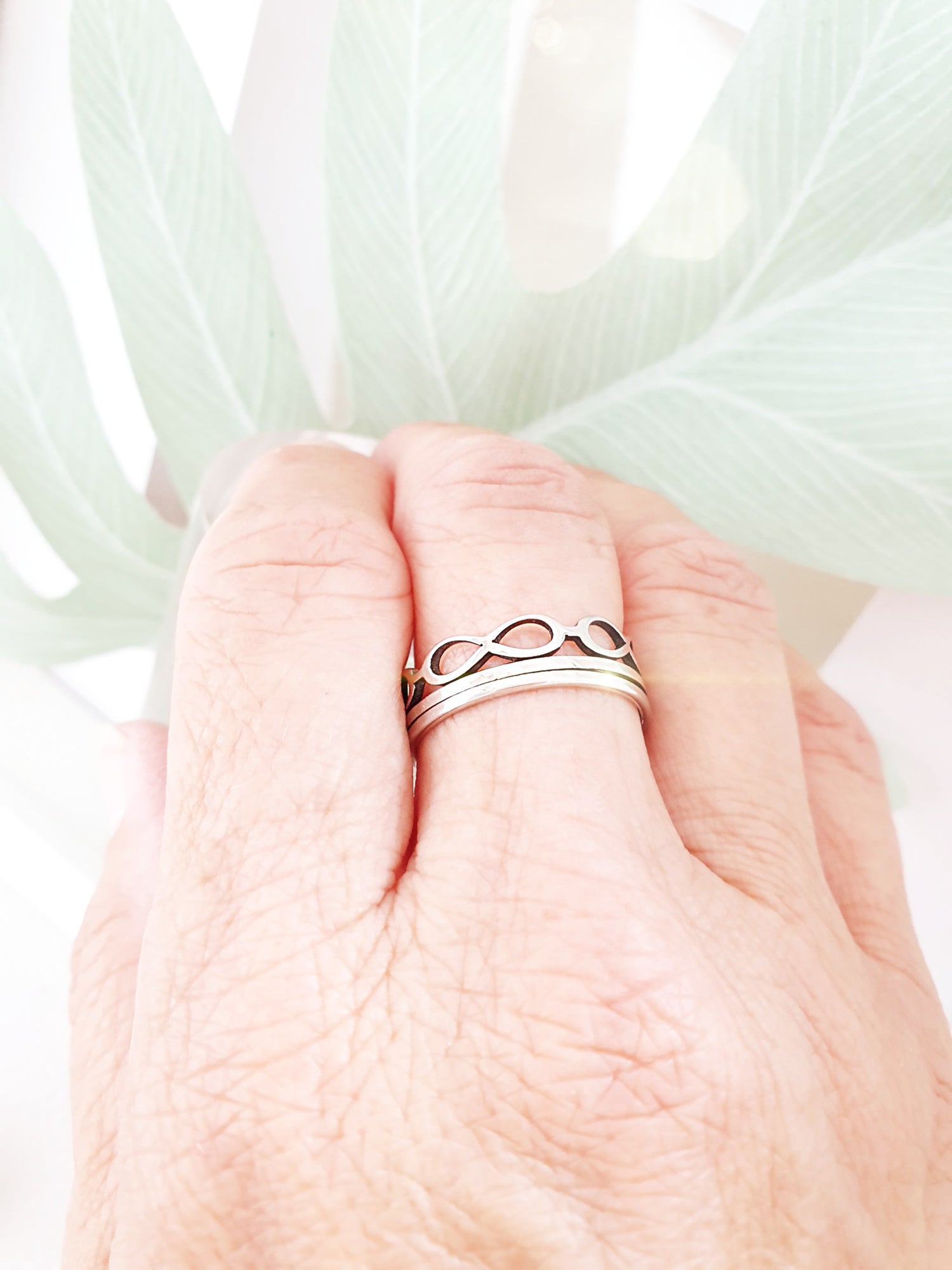 Edelstahl-Ring mit Unendlich Zeichen Silber Tragefoto