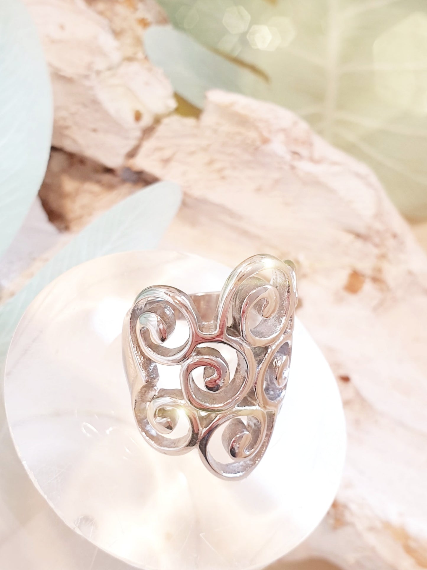 Ring mit schneckenförmigen Mustern aus Edelstahl in Silber