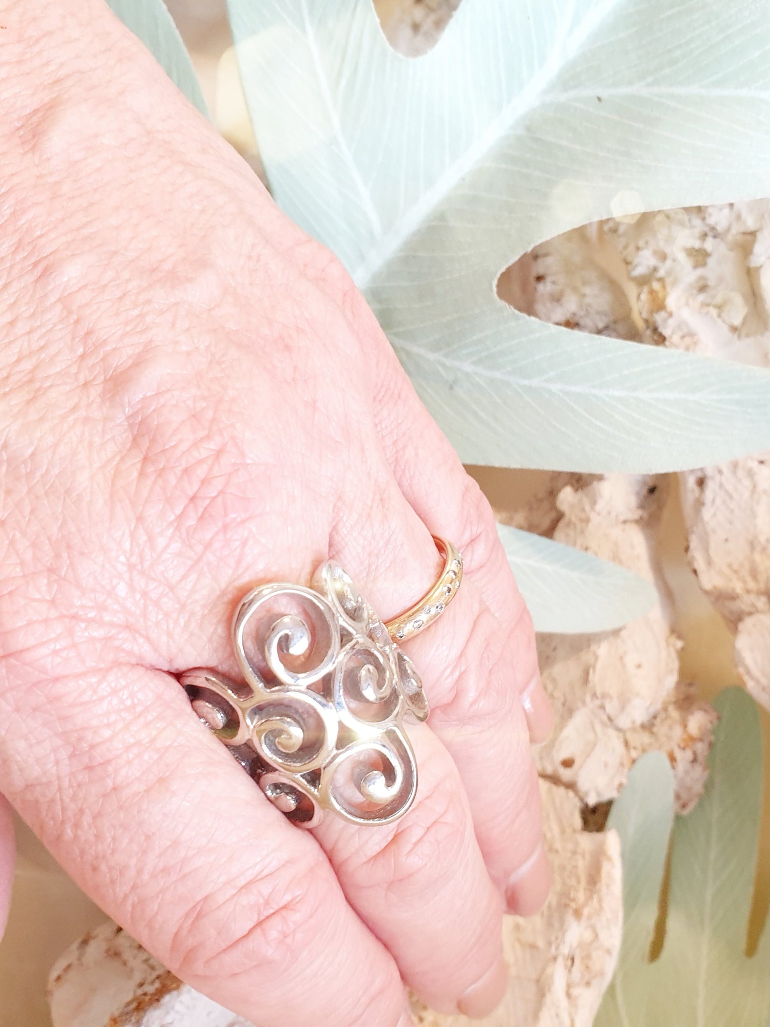 Ring mit schneckenförmigen Mustern aus Edelstahl in Silber