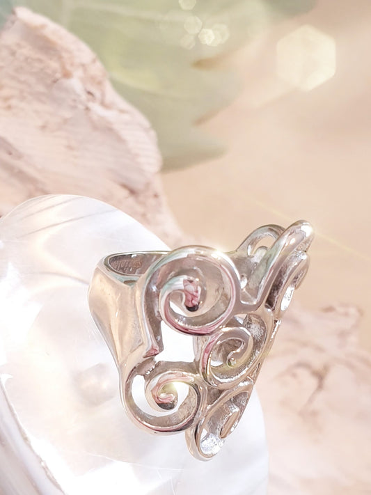 Ring mit schneckenförmigen Mustern aus Edelstahl in Silber
