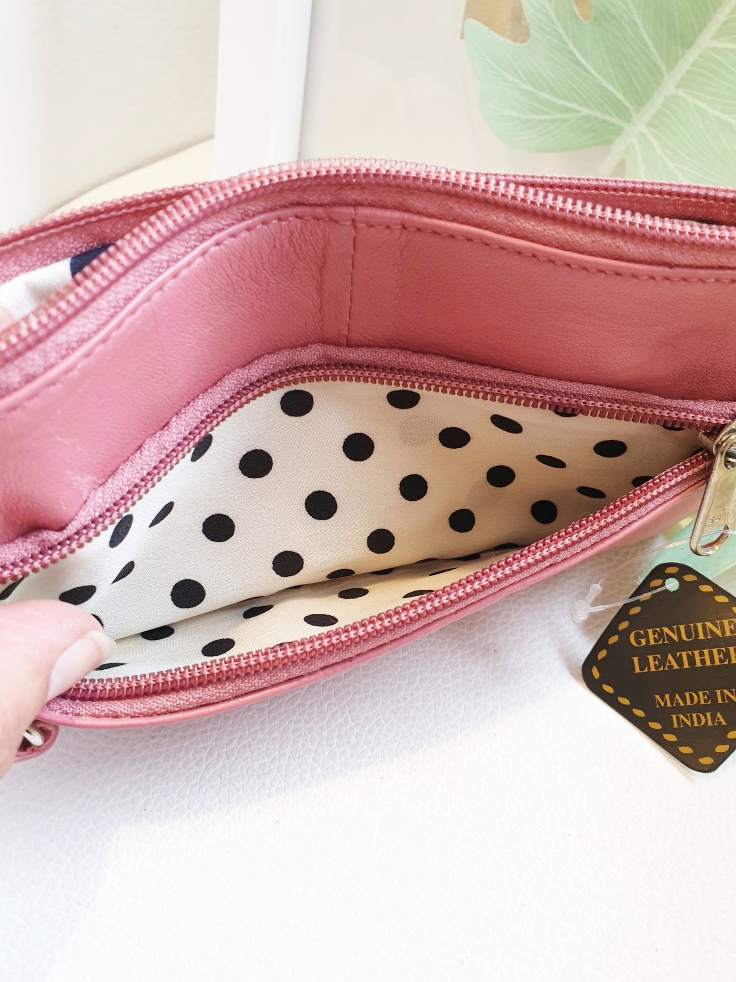 Mäppchen 3 Fächer mit Reißverschluss und Handschlaufe aus Leder in Pink Vorderfach innen