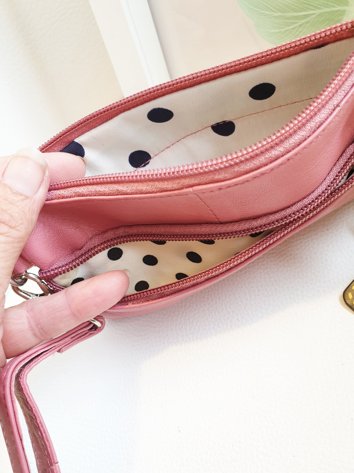 Mäppchen 3 Fächer mit Reißverschluss und Handschlaufe aus Leder in Pink Rückfach innen