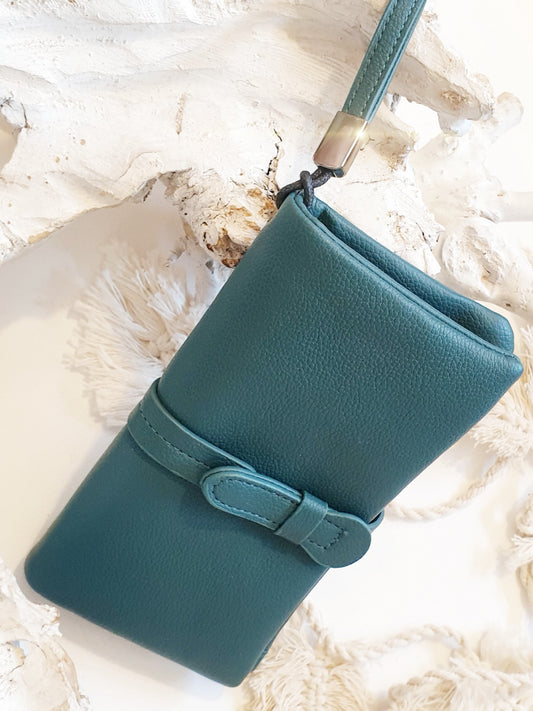 Großer geldbeutel mit vielen Fächern aus Kunstleder in petrolgrün mit Handschlaufe