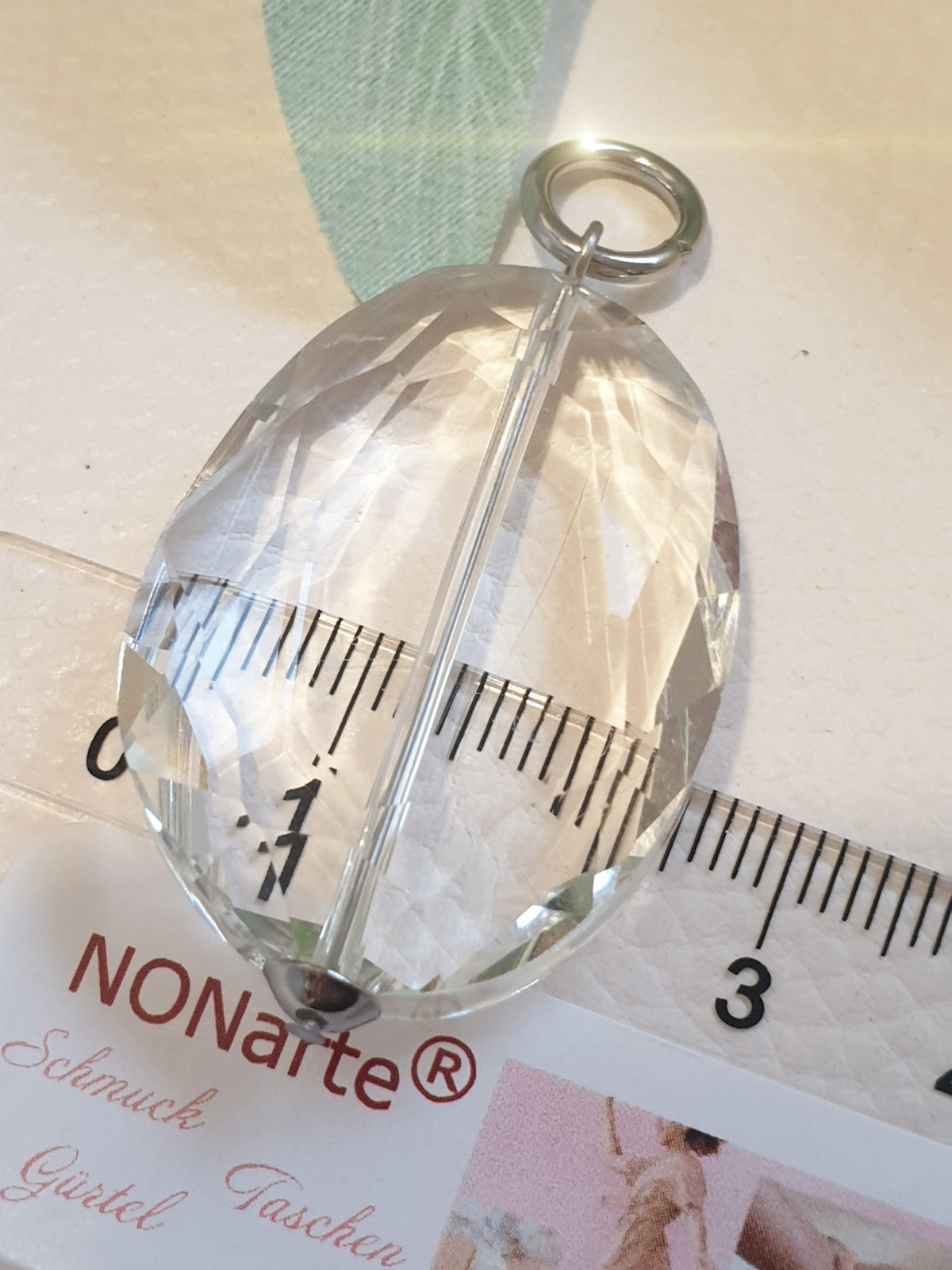 Großer, geschliffener Glasanhänger klar