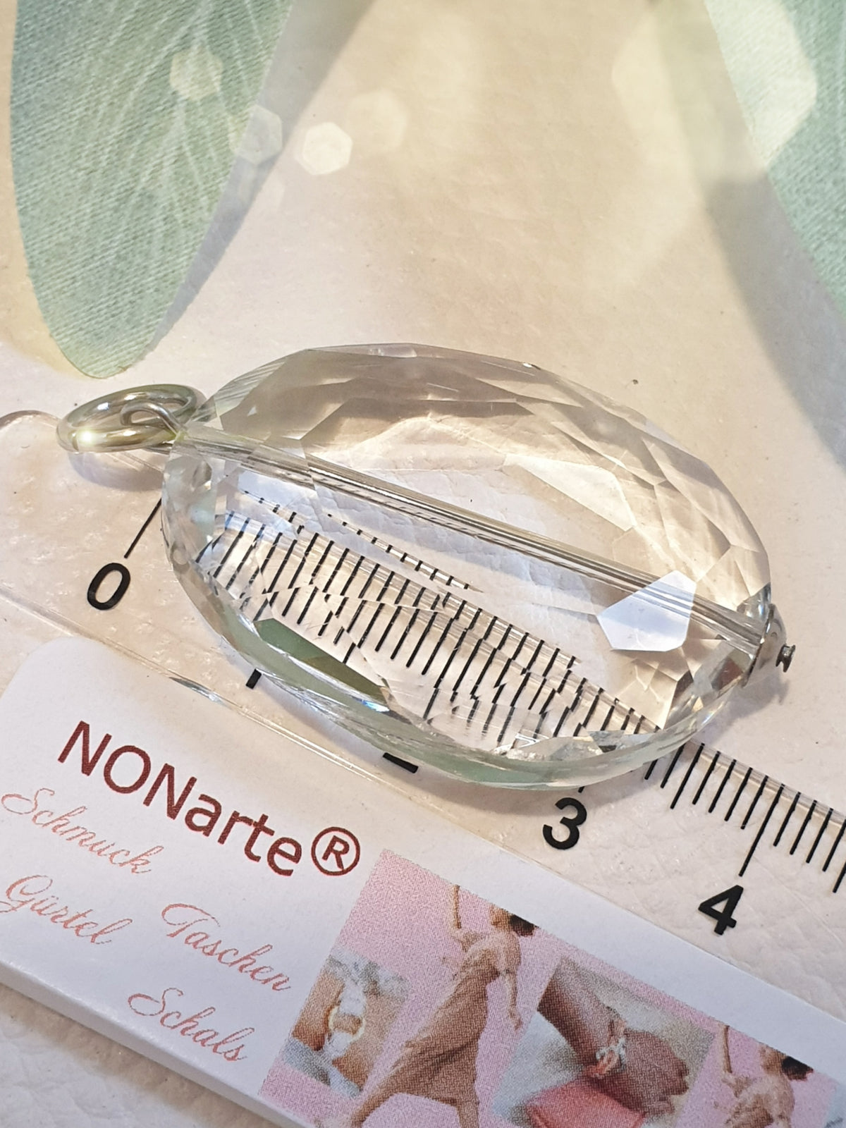 Großer, geschliffener Glasanhänger klar