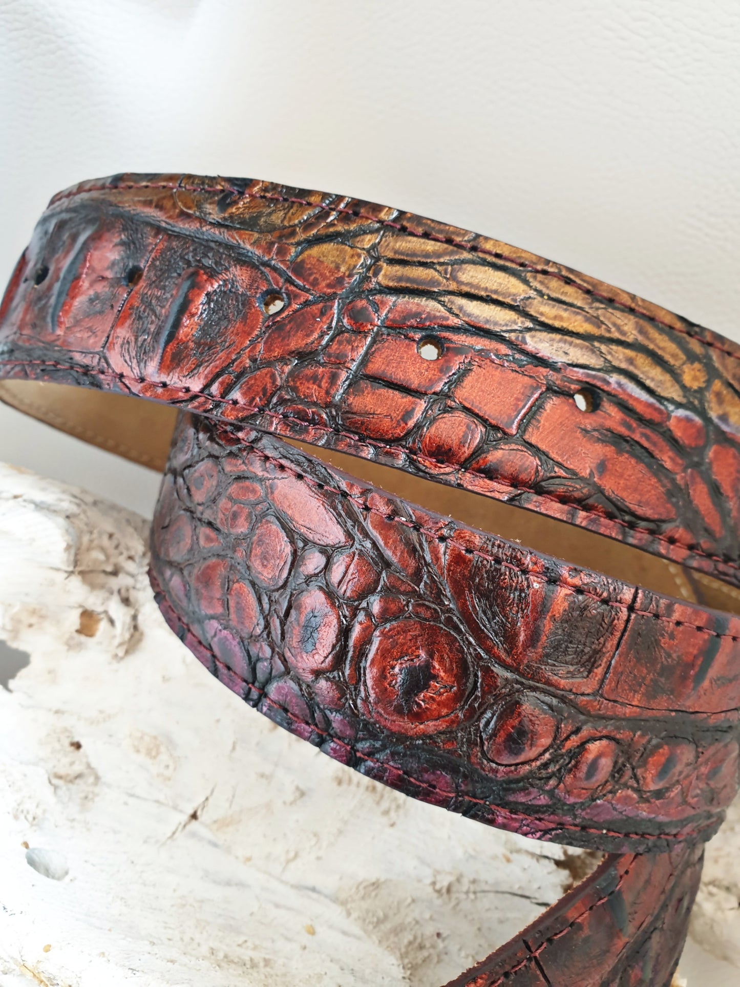 Gürtel aus Leder mit Krokoprägung in Rot-Brauntönen Detail