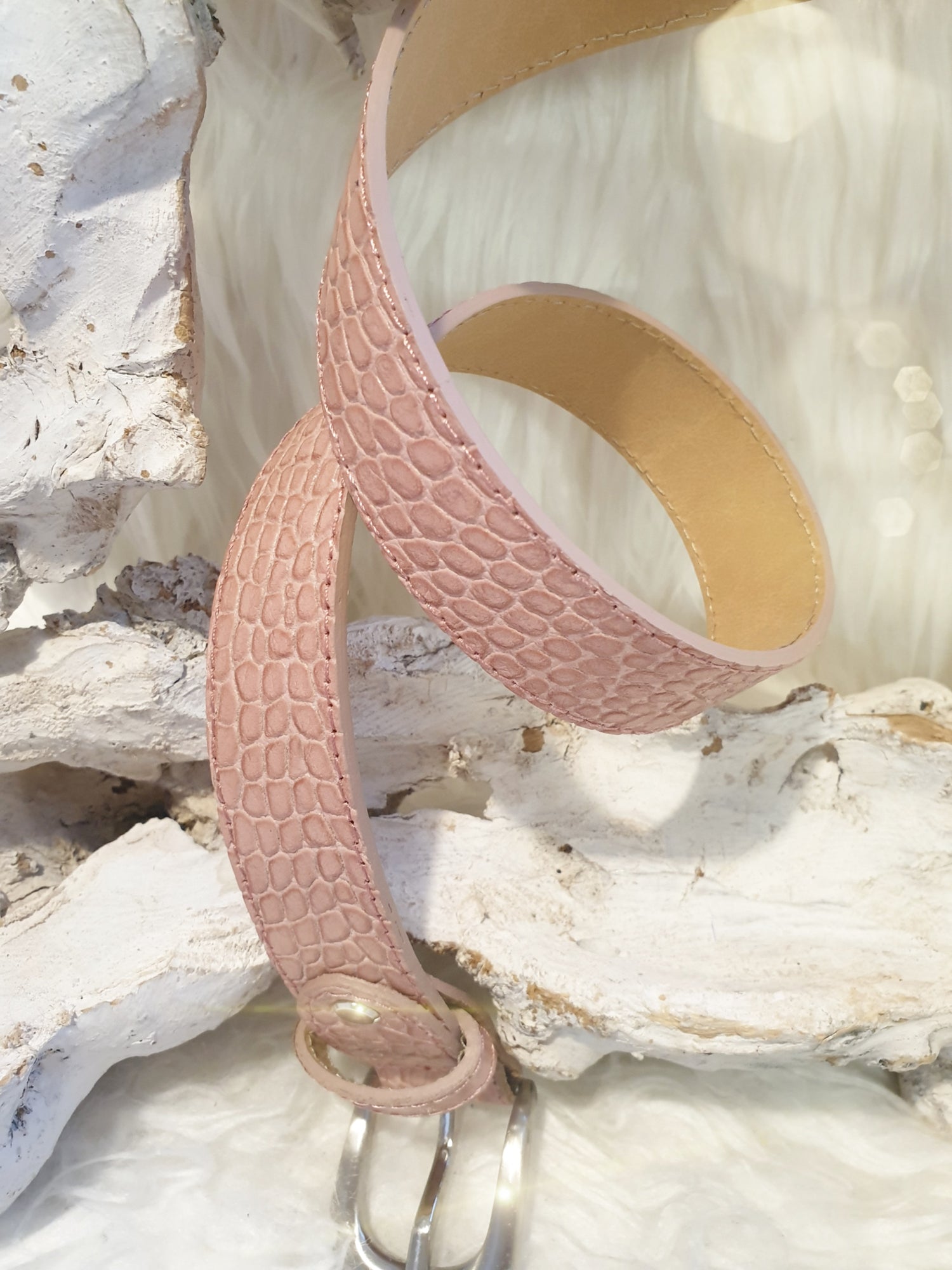 Ledergürtel mit Krokodilprägung in Rosa