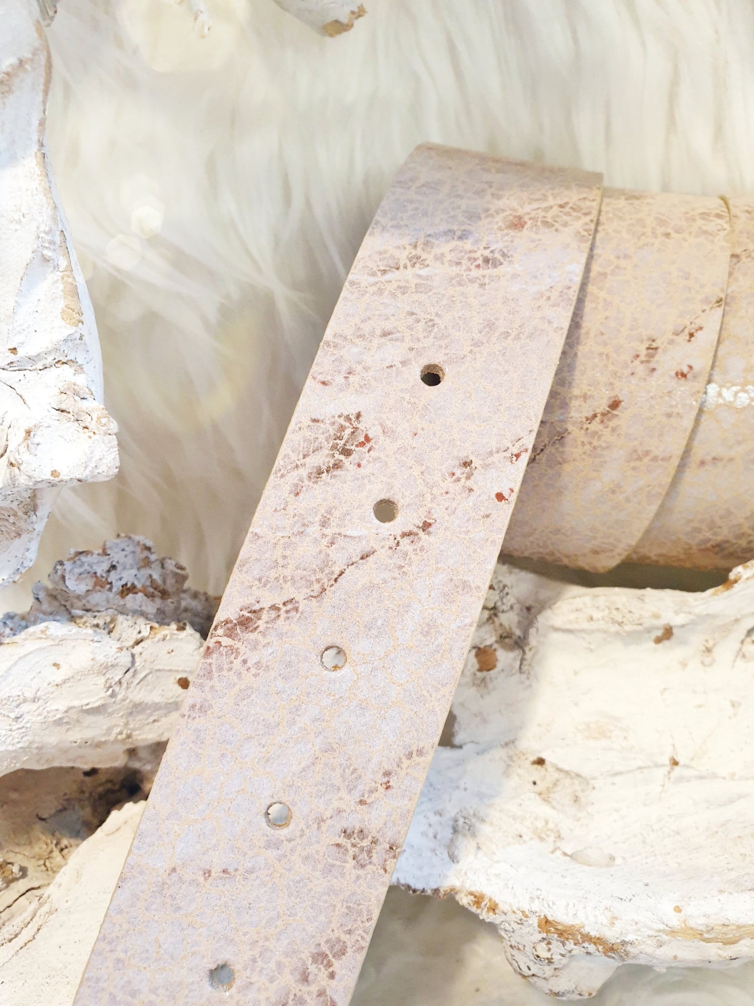 Ledergürtel im Krakeleelook in ganz dezenten Rosa-Beige-Tönen