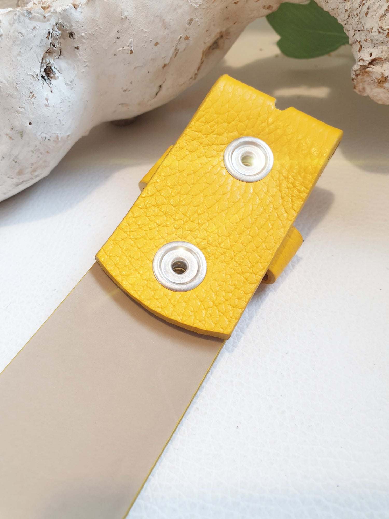 Ledergürtel in Gelb 4cm breit Rückseite Druckknopf