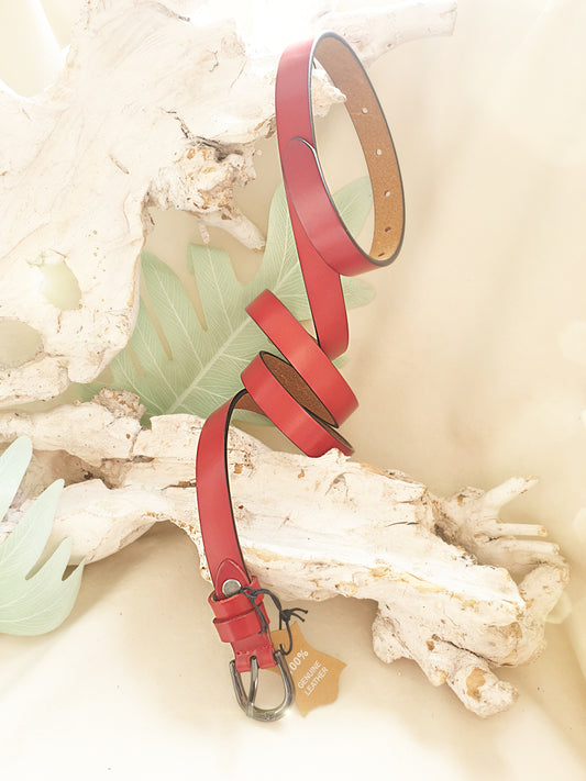 Schmaler Gürtel aus rotem Leder