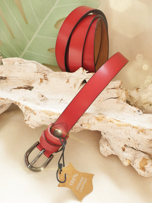 Schmaler Gürtel aus rotem Leder