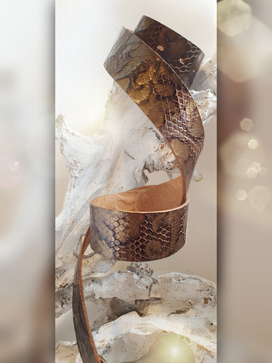 Ledergürtel mit Schlangenmuster in Bronze mit leichten Metalliceffekten