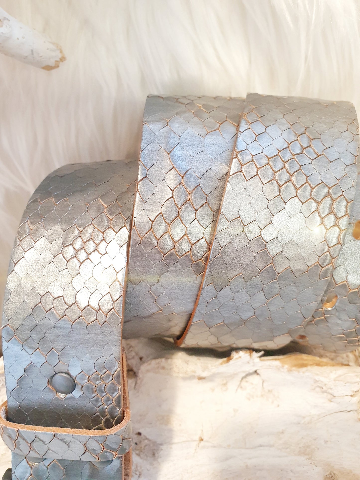 Ledergürtel mit ausgefallener Schlangenprägung in Stahl Silber