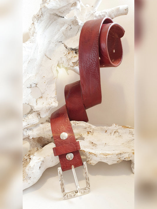 Gürtel aus genarbtem Leder in Rot Schnalle 1