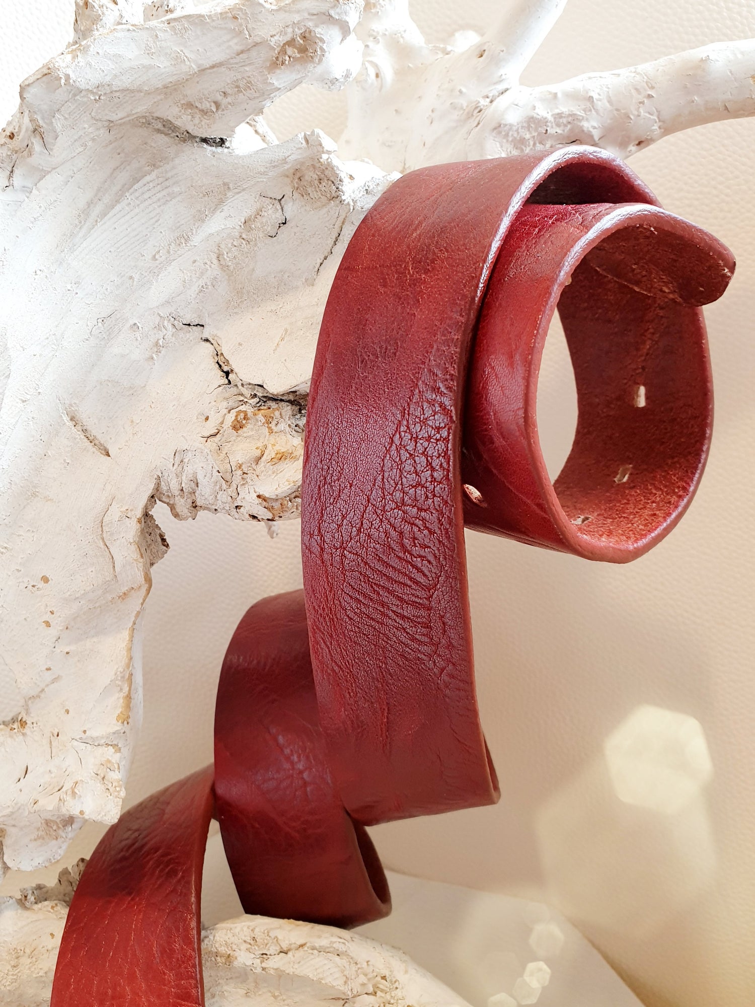 Gürtel aus genarbtem Leder in Rot Nahaufnahme