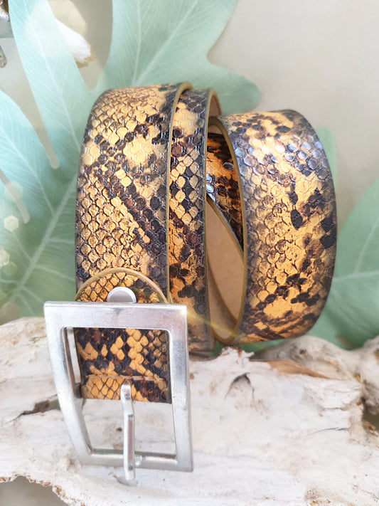 Gürtel aus Leder mit Schlangenprägung in Gelb