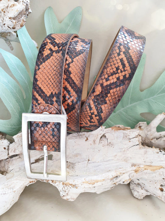 Gürtel aus Leder mit Schlangenprägung in Orange