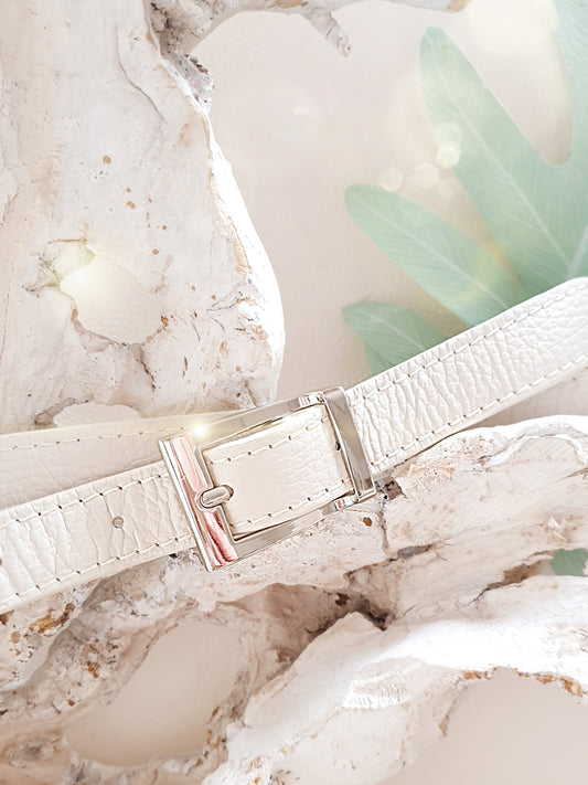 Schmaler Ledergürtel in Creme Beige