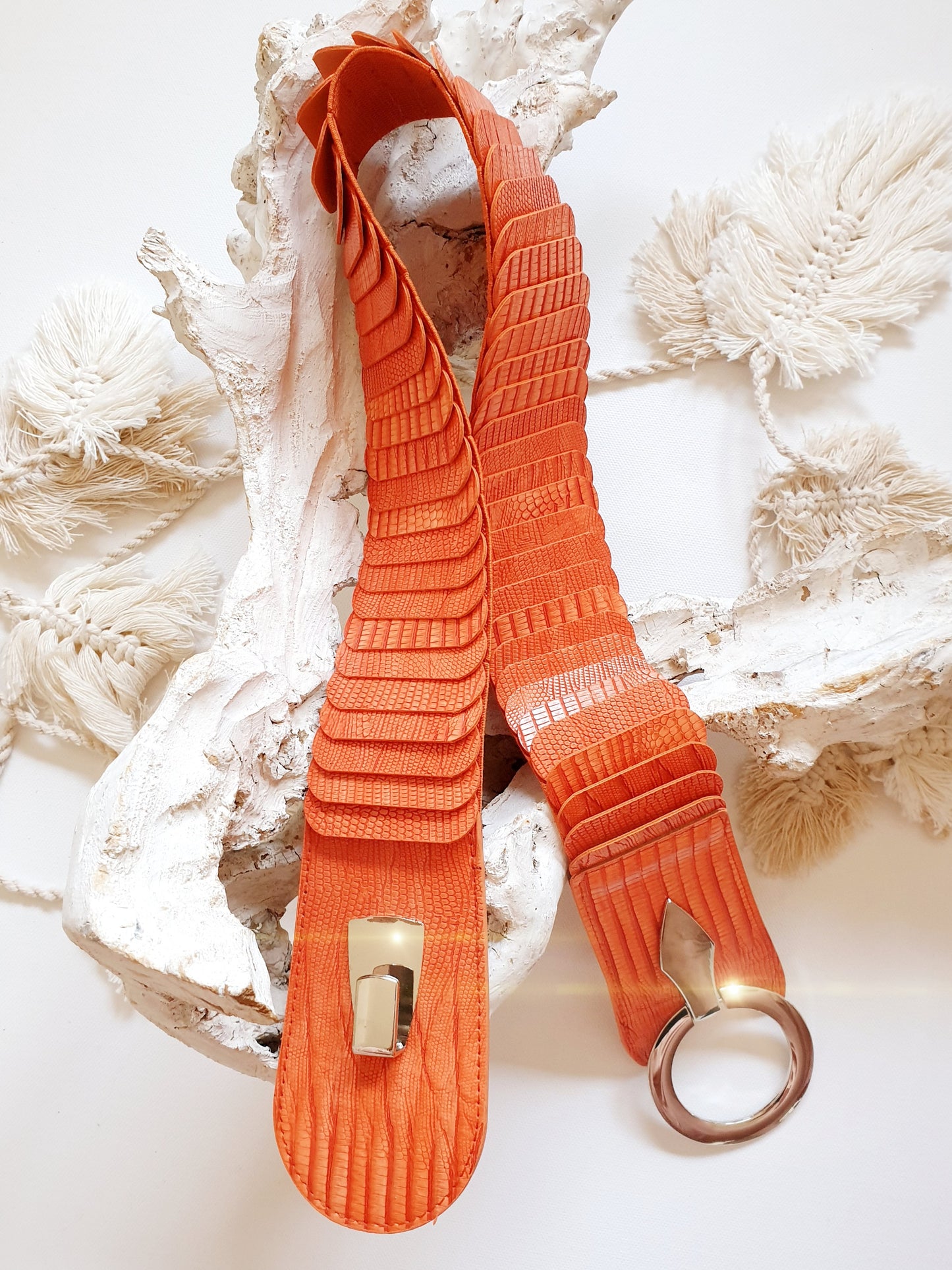 Breiter Stretchgürtel aus Kunstleder mit Krokoprägung in Orange