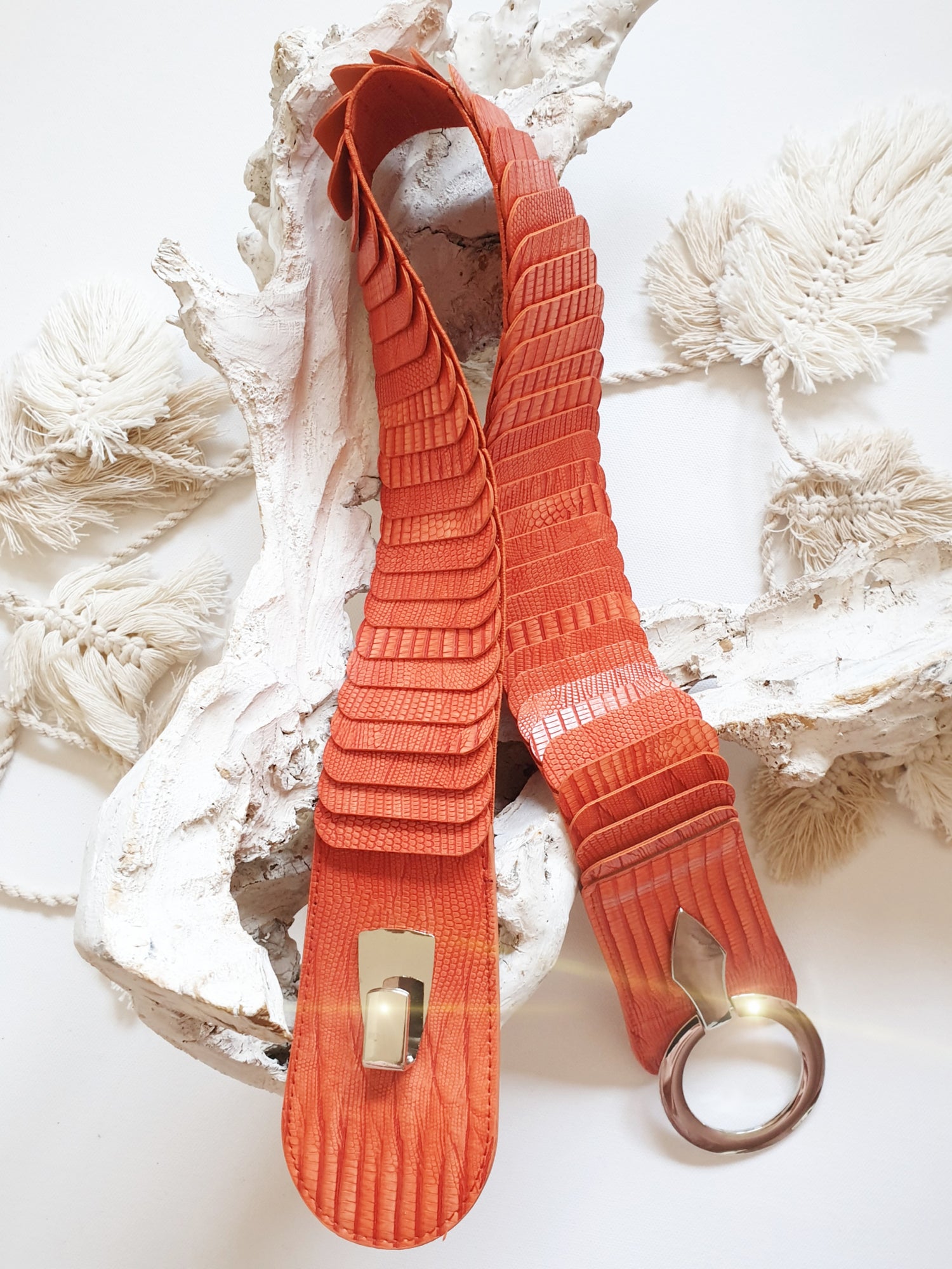 Breiter Stretchgürtel aus Kunstleder mit Krokoprägung in Orange