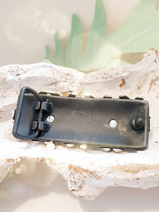 Gürtelschnalle für 2,5 cm Gürtel in schwarz mit silberfarbenen Ornamenten Rückseite