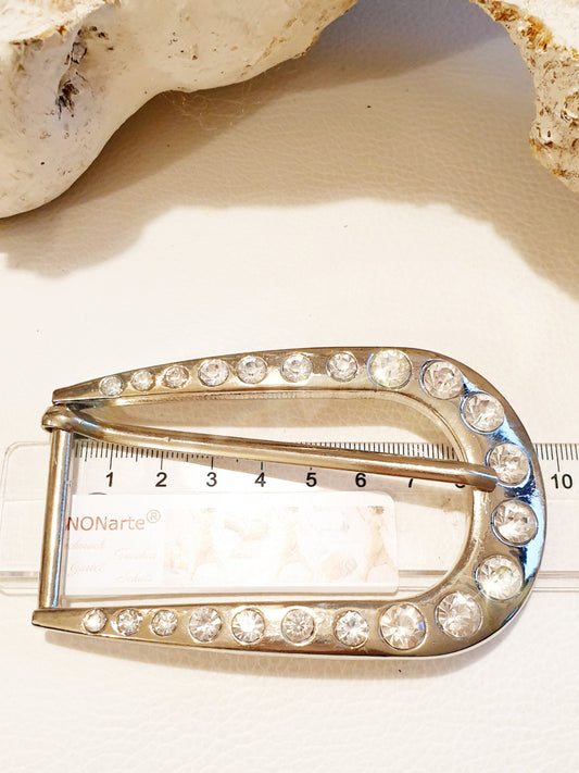 Extragroße Gürtelschnalle mit vielen Strasssteinen in Silber