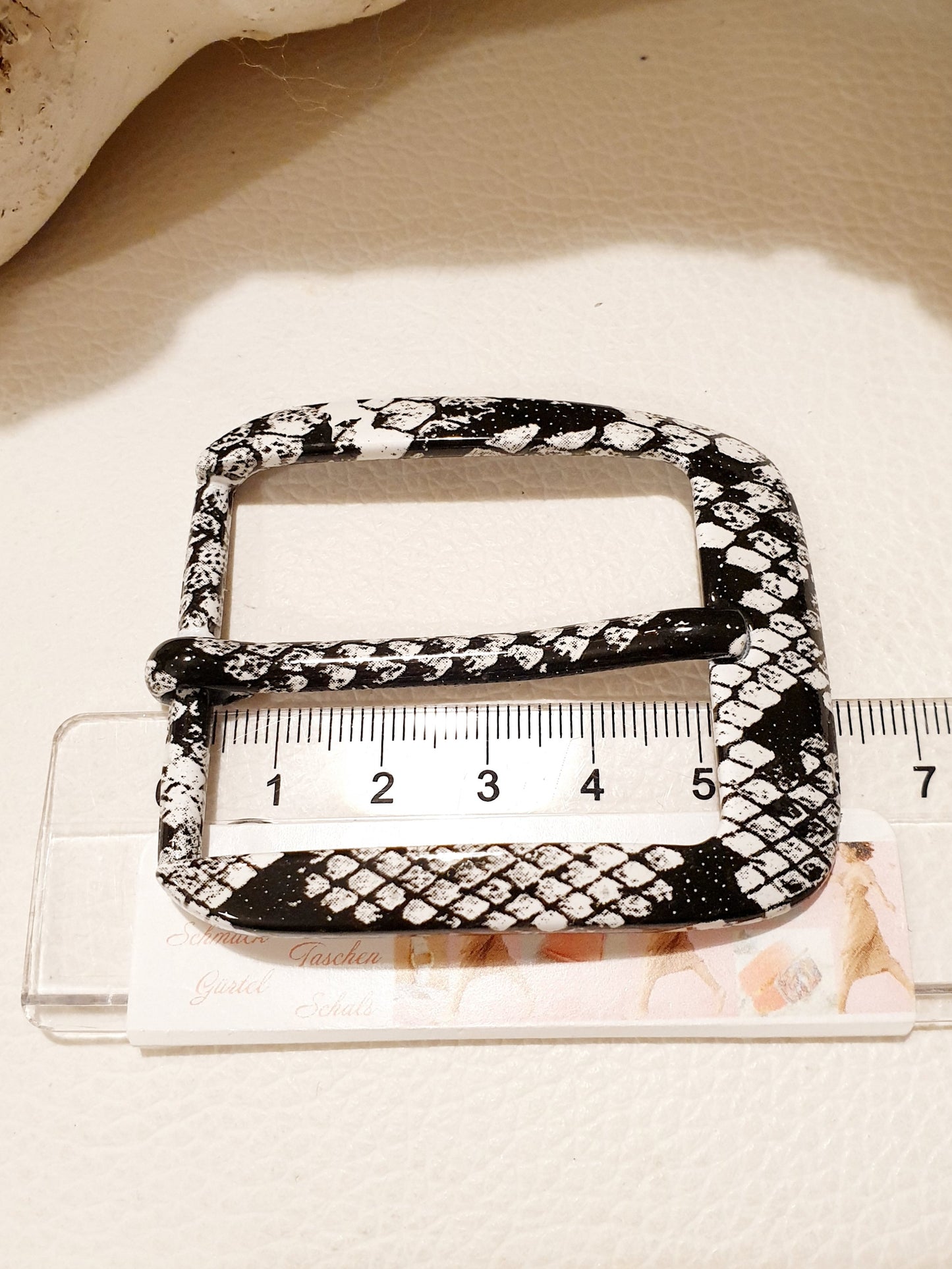 Ausgefallene Gürtelschnalle in Schlangendesign Schwarz weiß