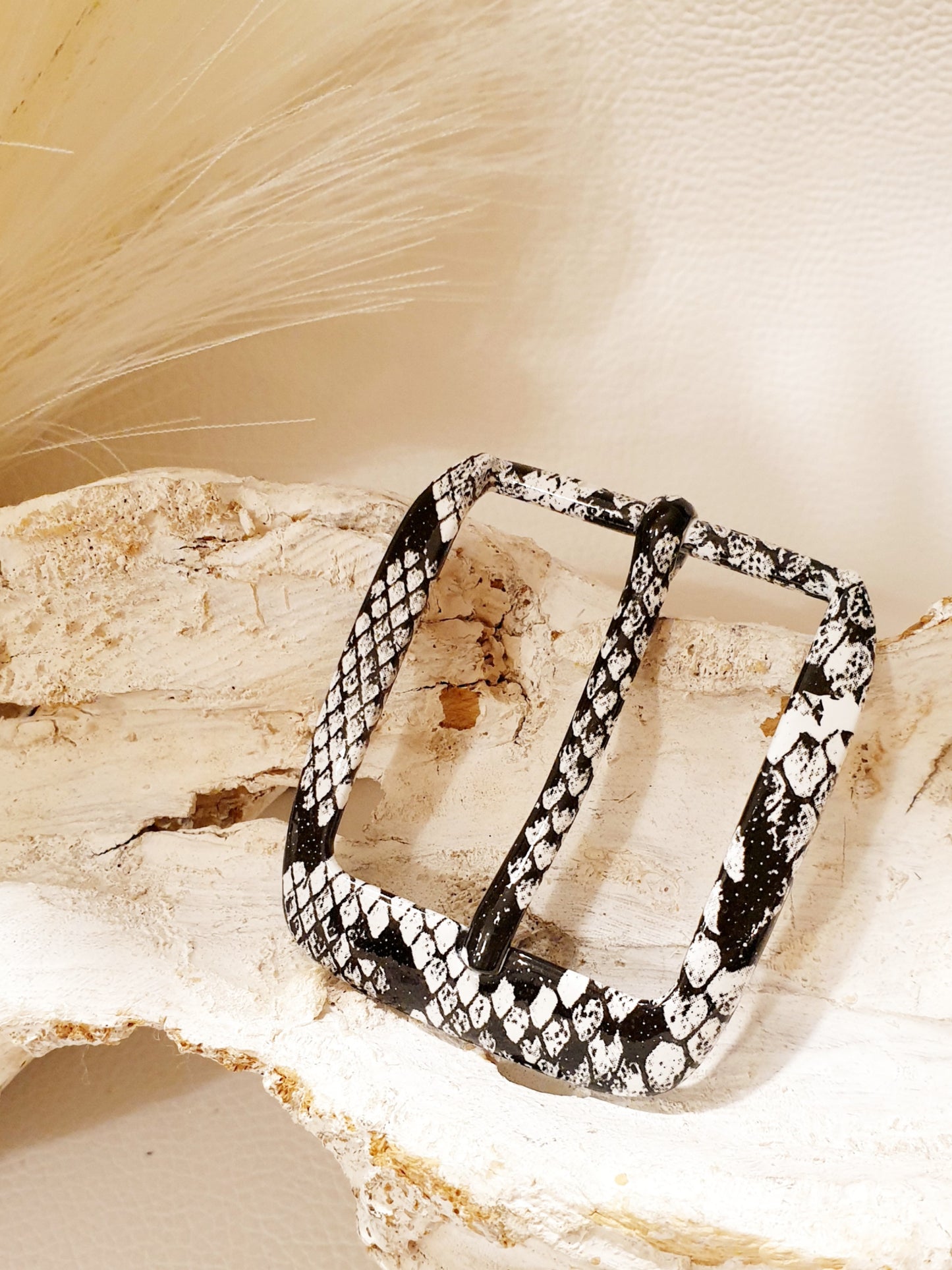 Ausgefallene Gürtelschnalle in Schlangendesign Schwarz weiß